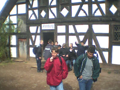 Unsere "Jungs" vor "Tante Emma´s Laden" aus den 30er Jahren!!!